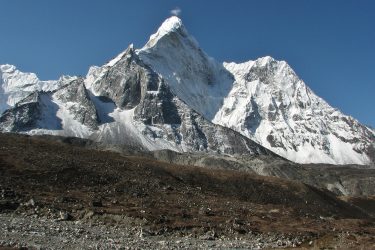 View from the route Chhukung 4780m-Island peak Base Camp 5000m Expeditie trektocht Mera Peak 6461m Island Peak Nepal | Snow Leopard
